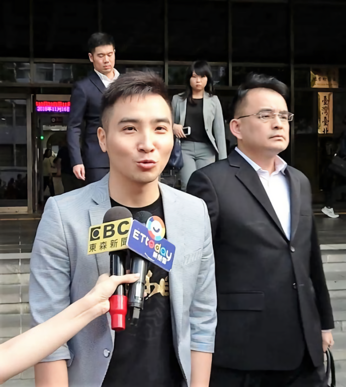 網路紅人谷阿莫（前左）被片商控告涉嫌違反著作權法，遭檢方起訴；台北地方法院16日開庭審理，谷阿莫出庭表示，自己不為營利，不認同被起訴。中央社記者王揚宇攝 107年11月16日
