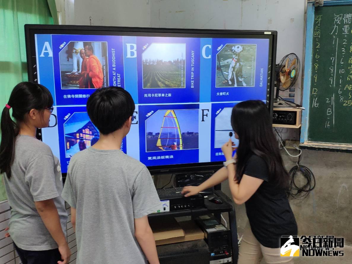 ▲溪陽國中完成智慧教室建置，智慧教室設備讓學生可以閱讀放置於雲端上的課程資料，並依個人進度逐步完成學習任務，達到個別化學習的目標。（圖／記者陳雅芳攝，2018.11.16)