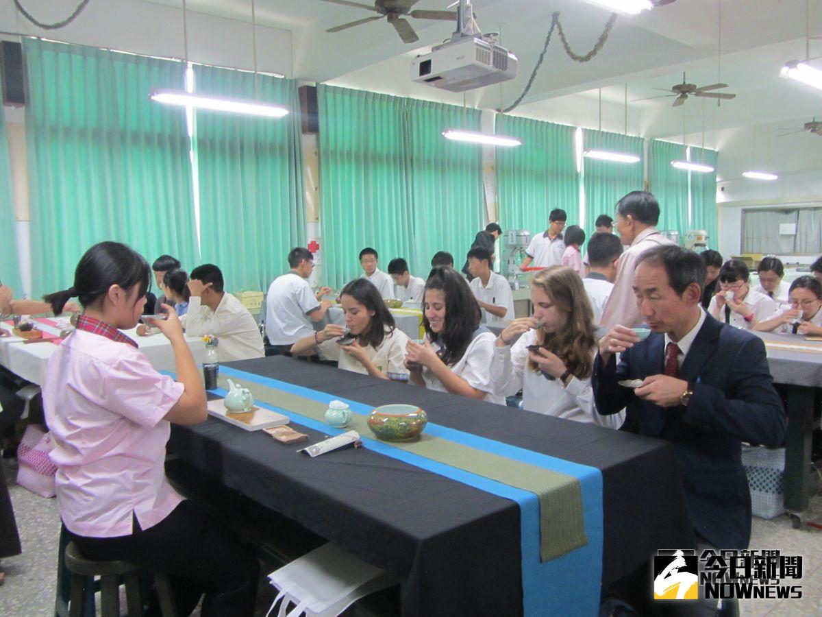 ▲北港農工以茶藝會國際師生。（圖／北港農工提供）