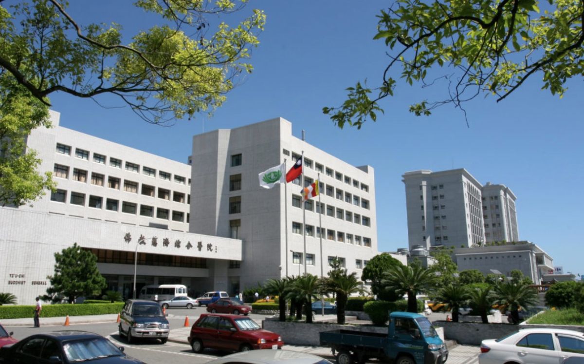 ▲花蓮慈濟醫院驚爆嚴重醫療疏失，一名護理人員竟然誤將「病患尿液」當成生理食鹽水，混入白蛋白之後，注射進另外一名肝硬化的病患體內，造成這名病患在 10 多天後不幸過世。（圖／翻攝自花蓮慈濟醫院）