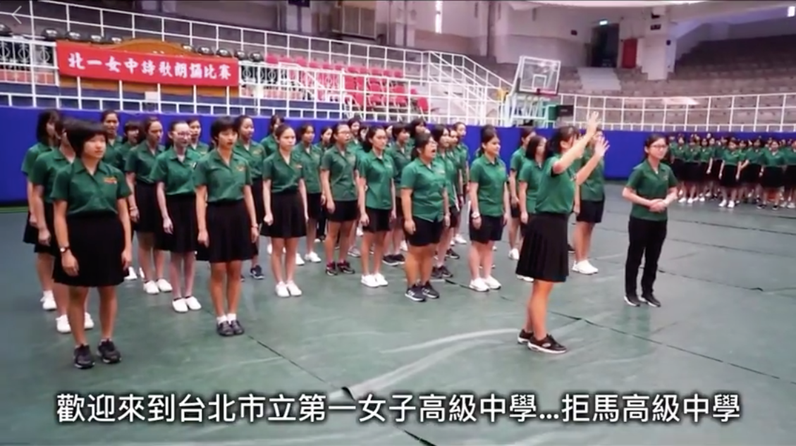 ▲北一女高二某班級以「當我們成為了總統的鄰居」為題，參加校內詩歌朗誦比賽，影片曝光後爆紅。（圖／翻攝自台灣傻事臉書）