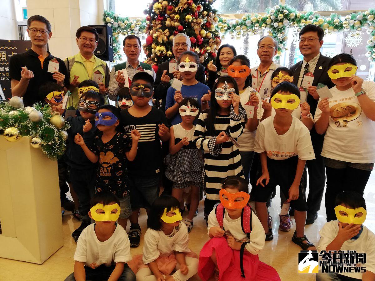 ▲耐斯王子大飯店聖誕心願卡，今年有450位弱勢孩童願望，盼各界愛心認領實現。（圖/記者邱嘉琪攝，2018.11.17）