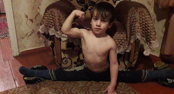 ▲車臣一名 5 歲男童擁有超強「肌力」，可以連續做 4105 下伏地挺身。（圖／翻攝自 Sputnik Türkiye）
