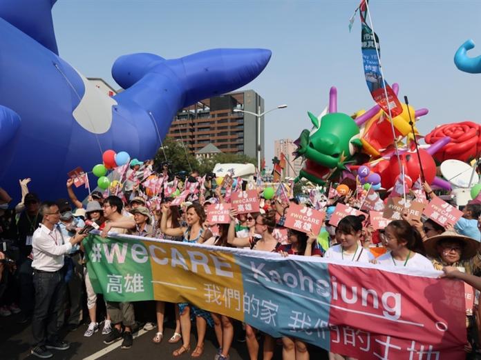 「weCARE大氣球遊行」逾4萬人上街　陳其邁高喊反抹黑

