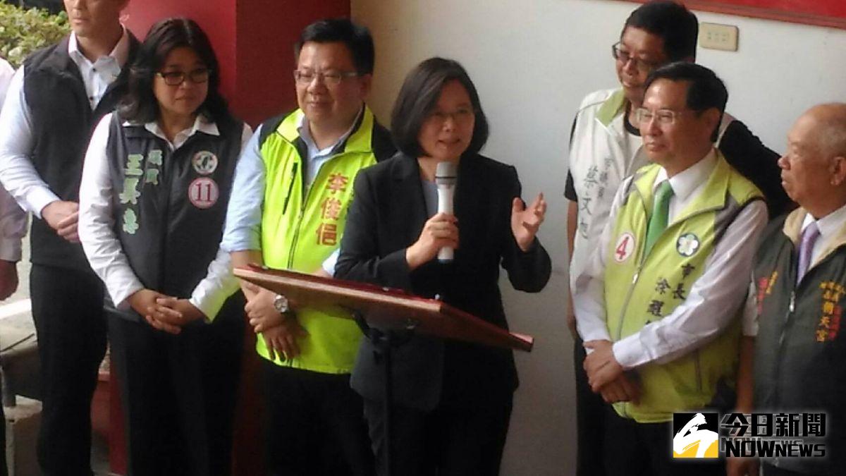 蔡英文肯定涂醒哲治理嘉市，背書提到，他是醫生最會照顧人。〔圖／記者吳晉輝攝2018.11.17〕