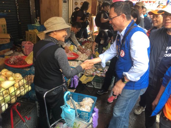 國民黨台北市長候選人丁守中17日到臨江街市場拜票。（圖／丁守中辦公室提供）