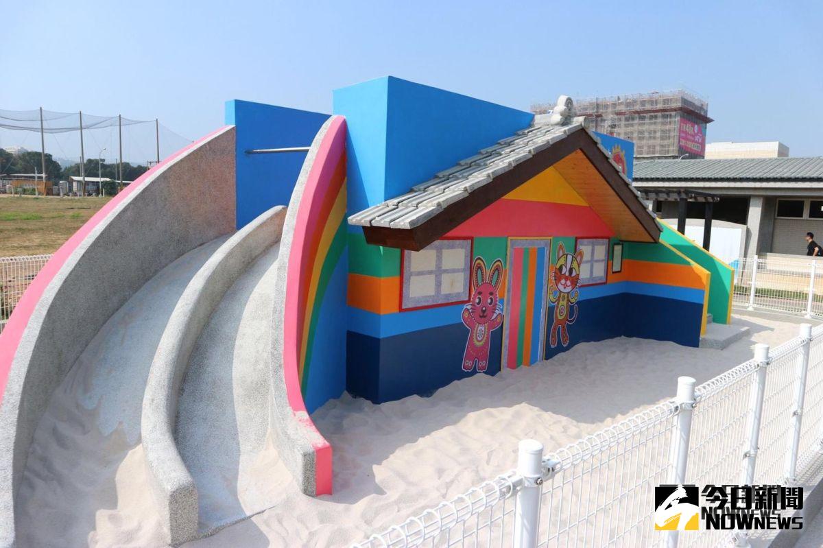彩虹藝術公園，由彩虹爺爺意見指導、建設局與彩虹文創團隊共同討論，設計一座彩虹溜滑梯，延伸眷村形象，以古厝為溜滑梯造型(圖／建設局提供2018.11.17)