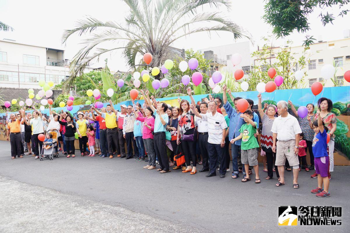 ▲頂新和德文教基金會辦理「永東彩繪故事牆」揭幕，讓曾經熱鬧非凡的永靖街，透過彩繪牆，將美麗永靖人事物由彩繪故事牆一幕幕跳躍出。（圖／記者陳雅芳攝，2018.11.17)