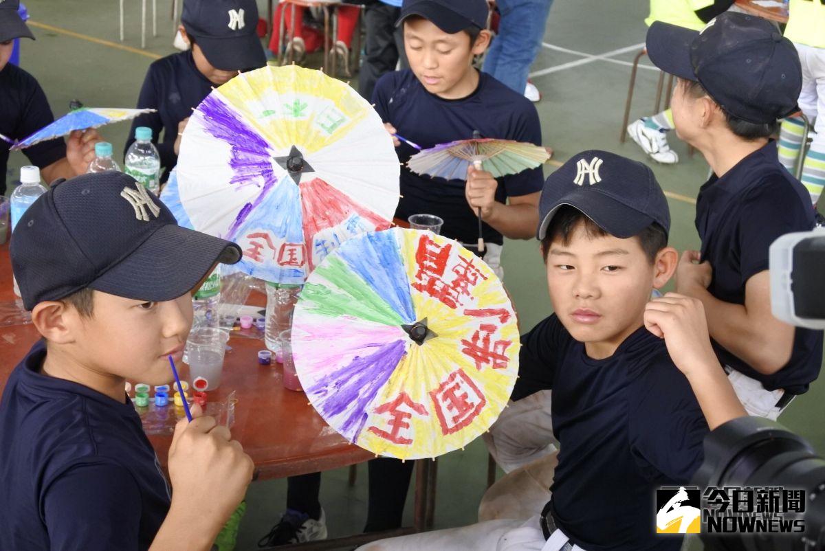 日本小球員體驗紙傘彩繪（圖／劉祐廷攝）