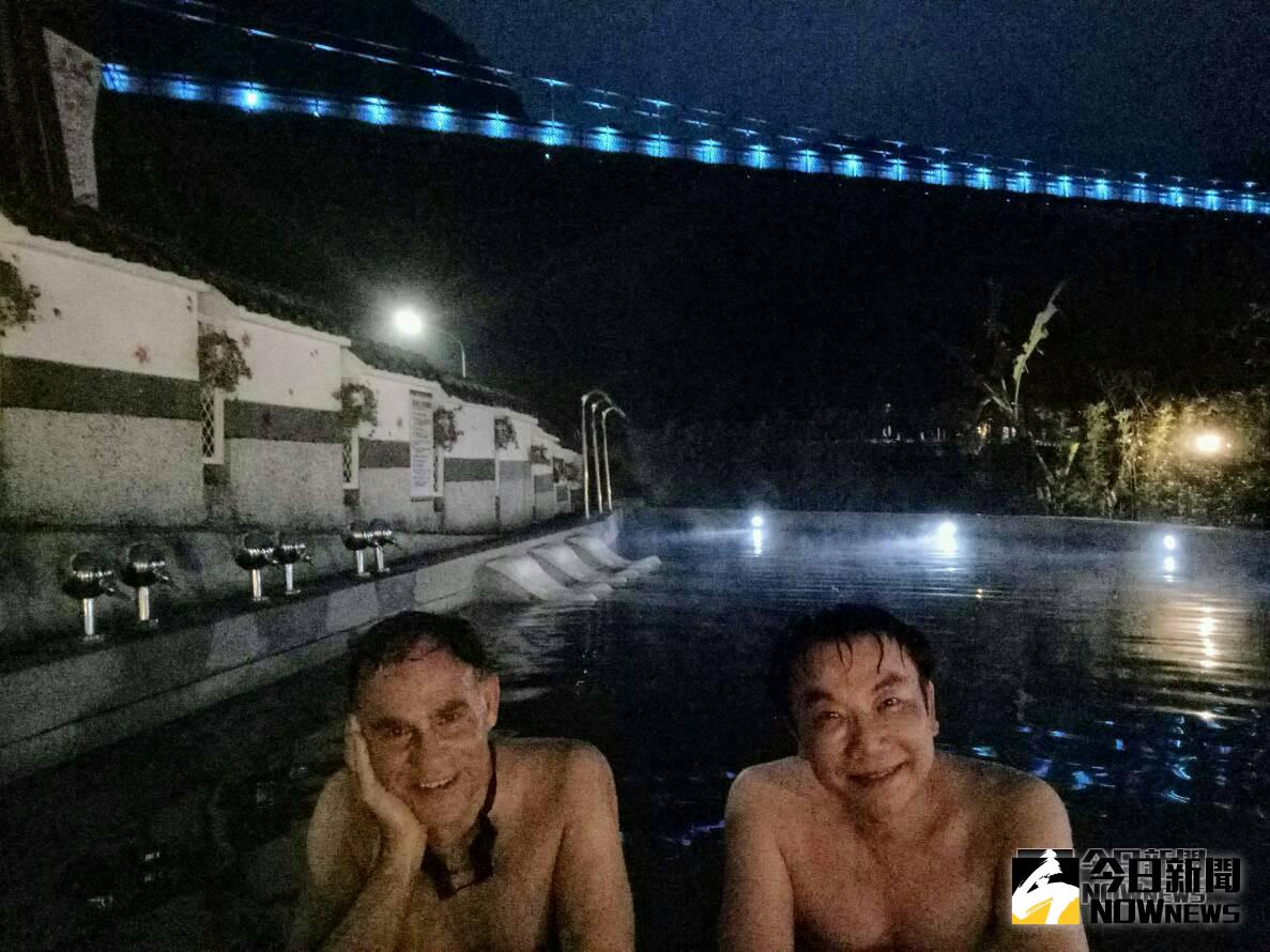 ▲五峰鄉清泉溫泉館再次開放，苦候十年的丁松青神父(左)與鄉長靳邦忠(右)體驗，找回舊時感覺。（圖／五峰鄉公所提供）