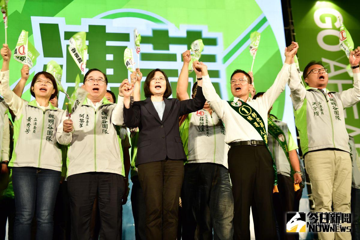 ▲總統蔡英文第十二度來彰化替魏明谷縣長站台助選，蔡英文與魏明谷也呼籲彰化青年朋友，能夠在1124回鄉投票，用手中的選票支持魏明谷，守護彰化。（圖／記者陳雅芳攝，2018.11.17)