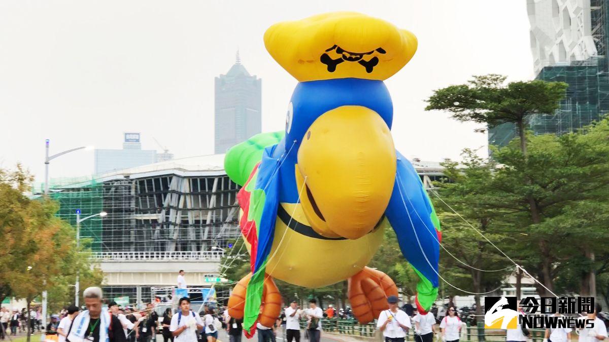 ▲遊行隊伍中9個空飄大氣球、4個氣球台車最為吸睛。（圖／記者郭俊暉攝 , 2018.11.17）
