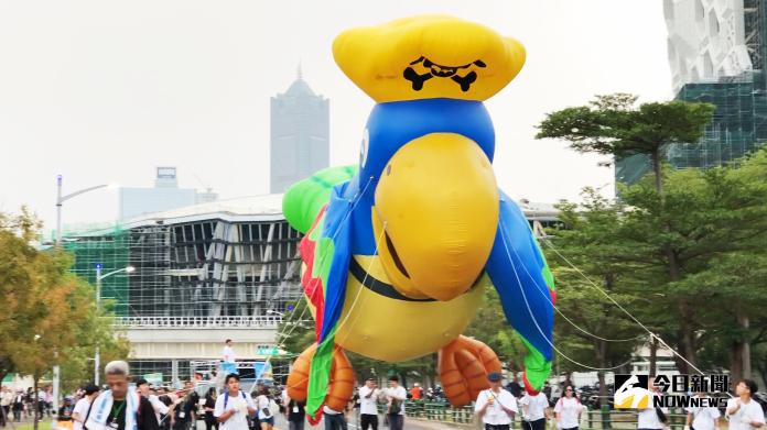用愛心守護高雄！ weCARE大氣球遊行超過8萬人上街響應
