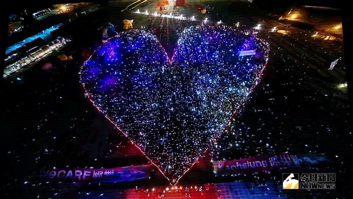 ▲現場民眾走進1千米LED燈所構成的愛心點亮手機，在夜空中形成美麗的愛心，掀起活動最高潮。（圖／記者郭俊暉攝 , 2018.11.17）