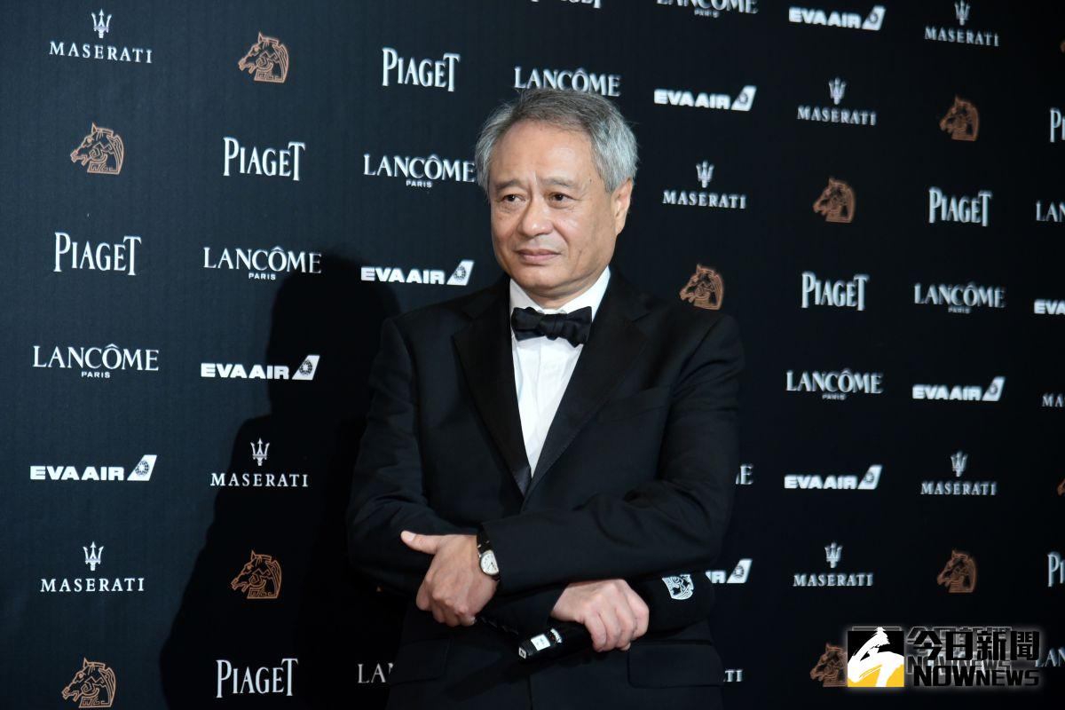 ▲李安導演在評審團主席鞏俐不出現講評，跟媒體解釋時滿臉愁容。（圖／NOWnews攝影中心，2018.11.18）