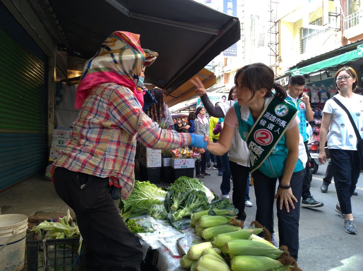 ▲陳其邁的牽手吳虹醫師今日上午在左楠選區的議員候選人陪同下，前往哈囉市場及莒光市場掃街拜票。（圖／記者蔡佳宏翻攝,2018.11.18）