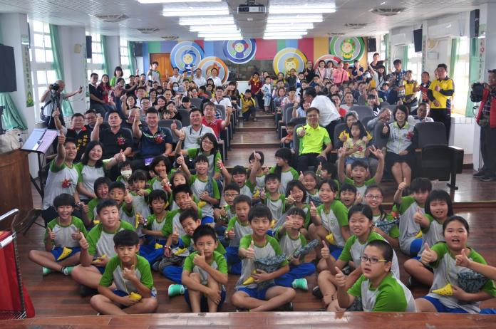 ▲二林廣興國小舉行50週年校慶暨彰化縣107年校園美感藝術家創作巡迴展覽，社區夥伴、畢業校友等一起歡度50週年的校慶活動。（圖／記者陳雅芳攝，2018.11.18)