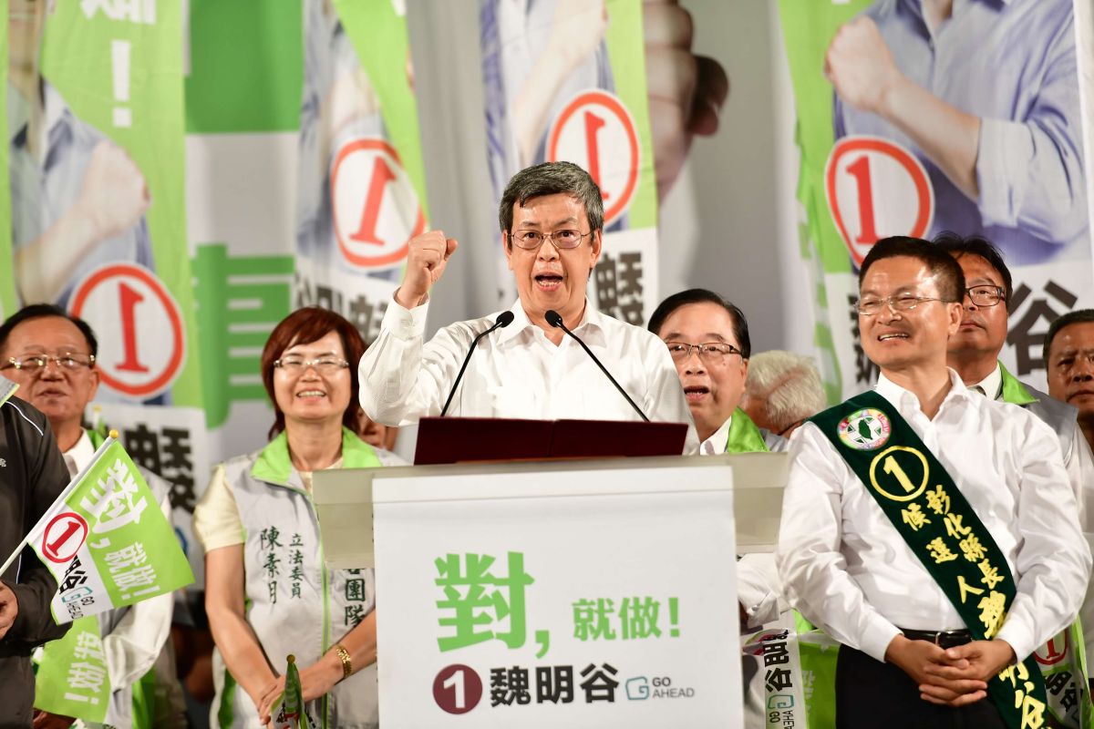 ▲選前黃金週最後一個星期日，彰化縣長魏明谷在溪湖湖西國小舉辦競選連任造勢晚會，副總統陳建仁等人站台助講，炒熱現場氣氛。（圖／記者陳雅芳攝，2018.11.18)