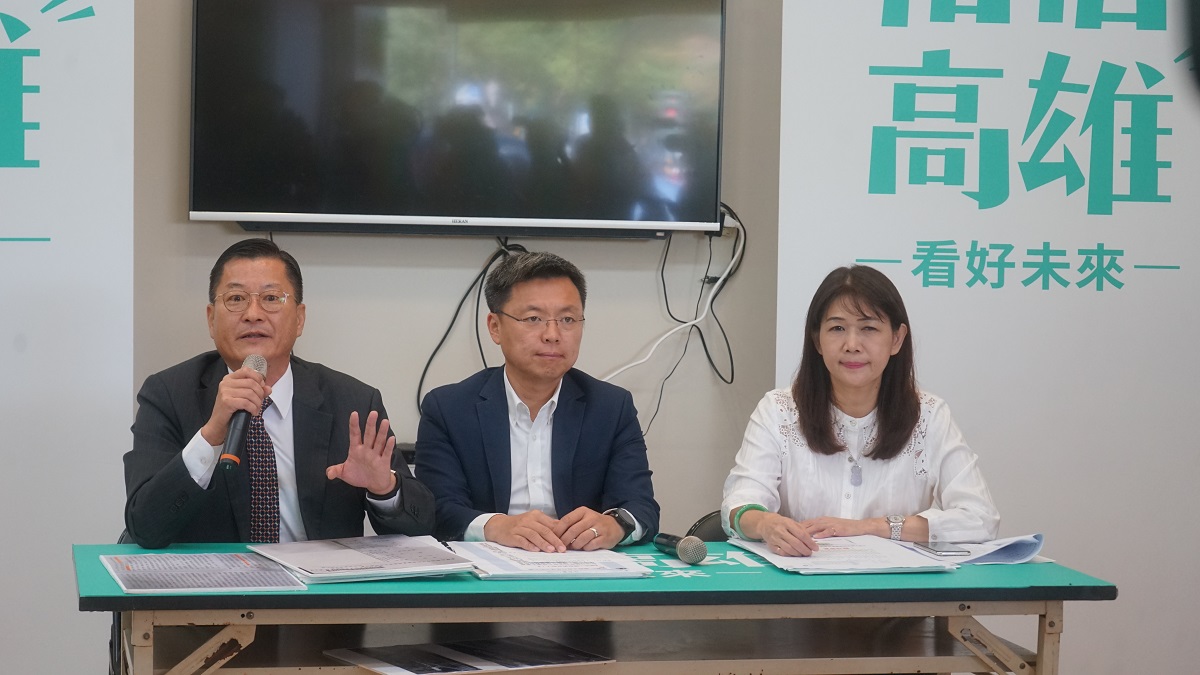 ▲陳其邁競選辦公室總幹事趙天麟、發言人林瑩蓉、律師團召集人李勝琛，針對網路上散播資訊不正確的走路工事件召開說明記者會。（圖／記者蔡佳宏翻攝,2018.11.19）