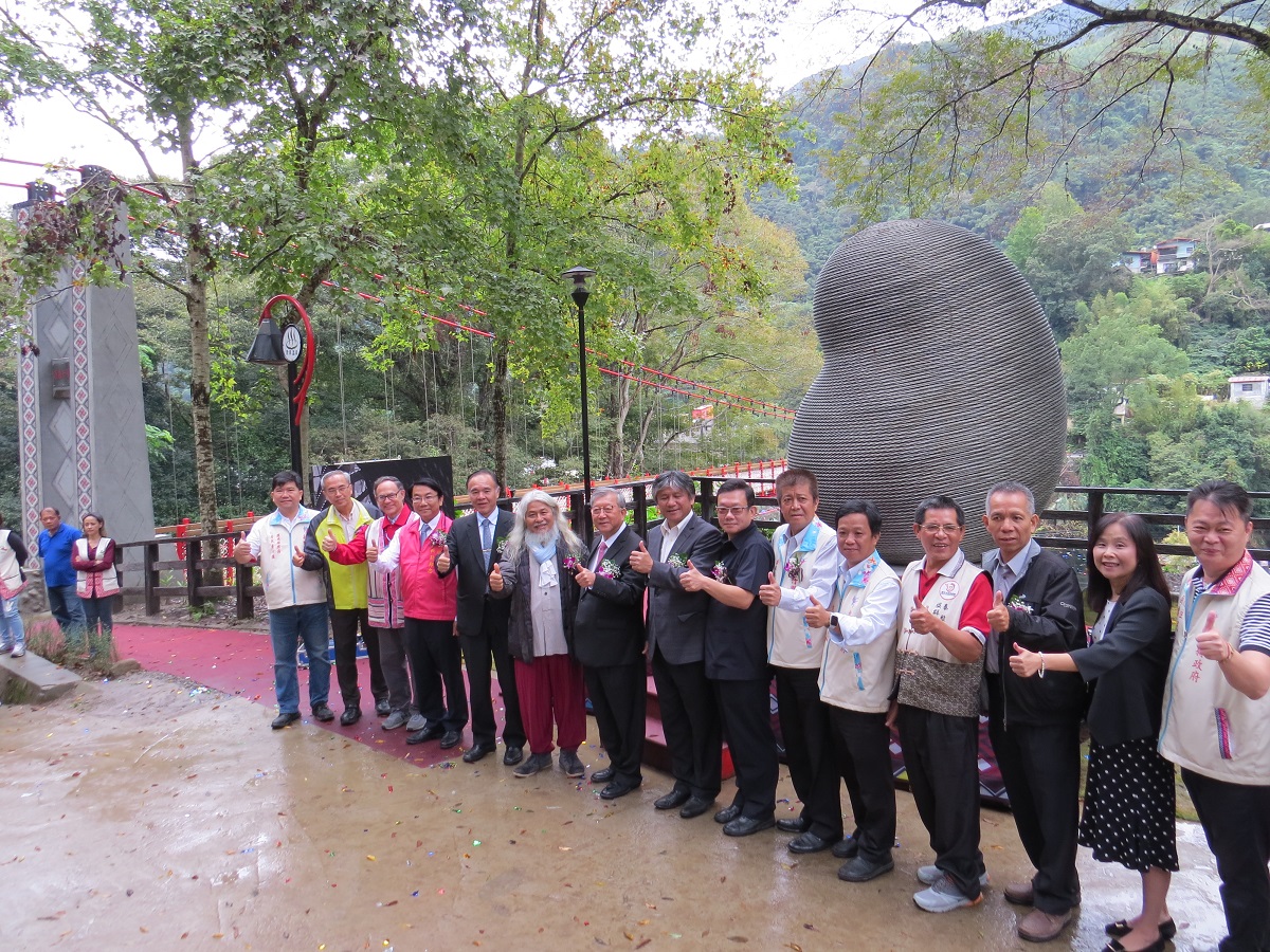 ▲清泉一號吊橋完工啟用，各界來賓歡欣剪綵，與造景藝術「蛹生」合影。（圖／記者常似虎攝，2018.11.19）