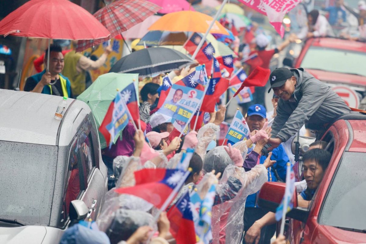 ▲侯友宜今日冒雨前往八里、淡水區車隊掃街，遇到熱情的民眾，也彎下腰一一的握手致意。（圖／侯友宜辦公室提供）
