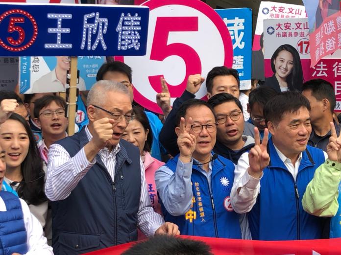 國民黨主席吳敦義19日與台北市長候選人丁守中一同掃街拜票。（圖／丁守中辦公室提供）