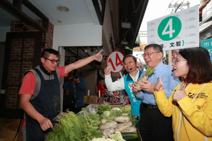 台北市長柯文哲20日赴士林市場掃街。（圖/柯辦提供,2018.11.20）