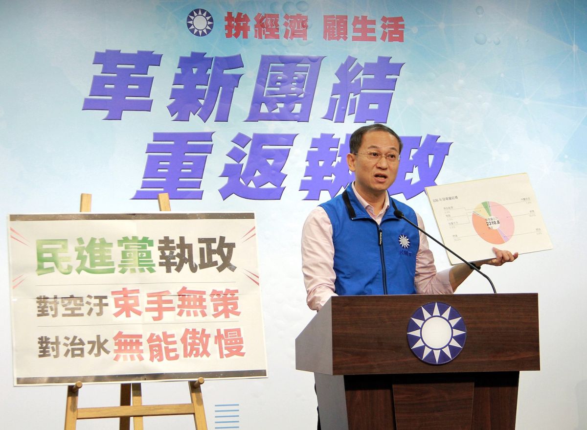 國民黨20日發布「民進黨對空污束手無策、對治水無能傲慢」廣告CF，文傳會主委唐德明批評，因為民進黨冒進的能源政策，空汙問題才會愈來愈嚴重。（圖／記者葉滕騏攝,2018.11.20）