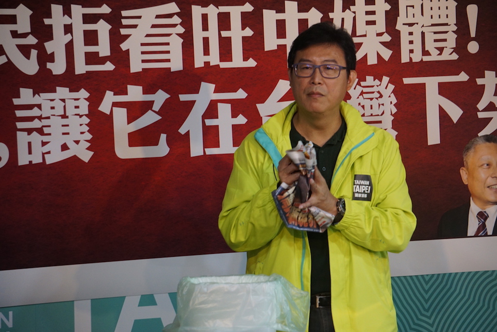 不滿媒體報導韓國瑜太多新聞，姚文智20日召開記者會將報紙丟垃圾桶（圖／呂炯昌攝, 2018.11.20）