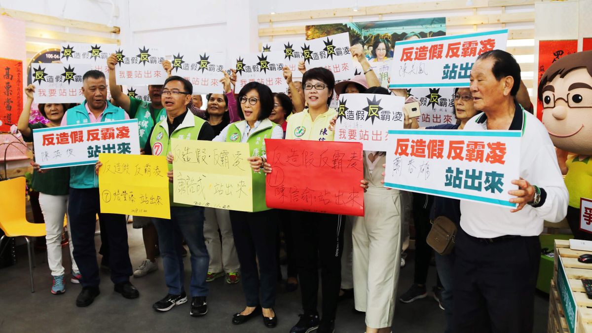 ▲高雄市議會議長康裕成、市議員張豐藤及陳信瑜，宣示挺身反造假、反霸凌。（圖／記者郭俊暉攝 , 2018.11.20）