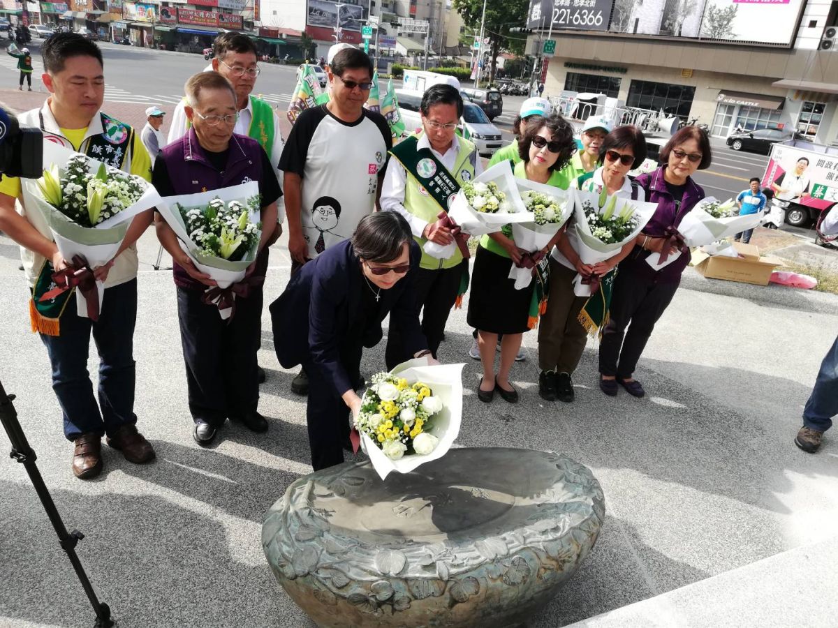 ▲葉菊蘭陪同涂醒哲掃街拜票，特地前往228紀念碑獻花致意。（圖/記者邱嘉琪攝，2018.11.20）