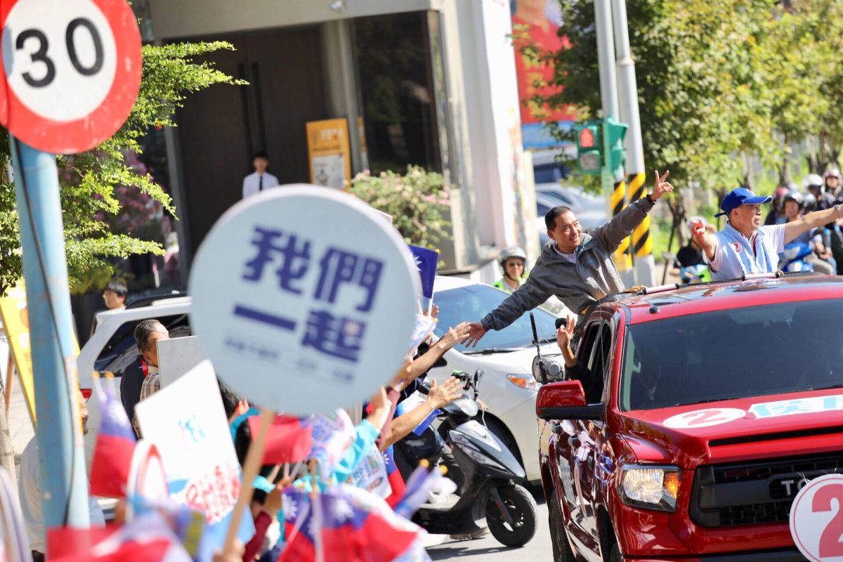 ▲侯友宜今日以車隊的方式，分別前往土城、新莊區掃街。（圖／侯友宜辦公室提供）