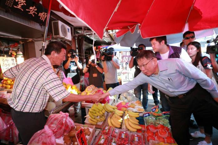 台北市長柯文哲21日前往自強市場、北投市場掃街拜票。（圖/柯辦提供,2018.11.21）