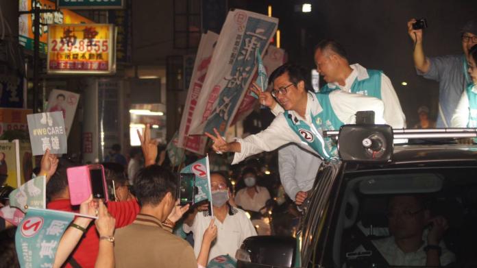 ▲車隊在鹽埕區掃街拜票時，許多民眾聽聞「其邁本人來到這邊跟大家拜託」的廣播，便衝出來搶著跟他握手。（圖／記者蔡佳宏翻攝,2018.11.22）