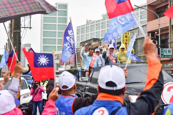 沿海民眾熱情回應陳學聖