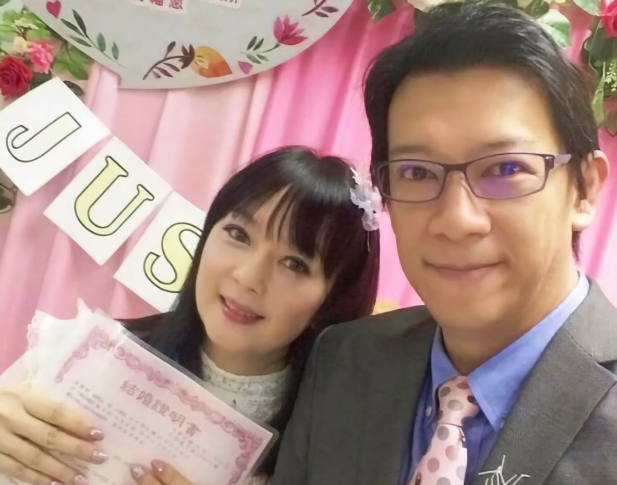 ▲主播徐展元（右）與谷懷萱宣布結婚。(圖／翻攝臉書)