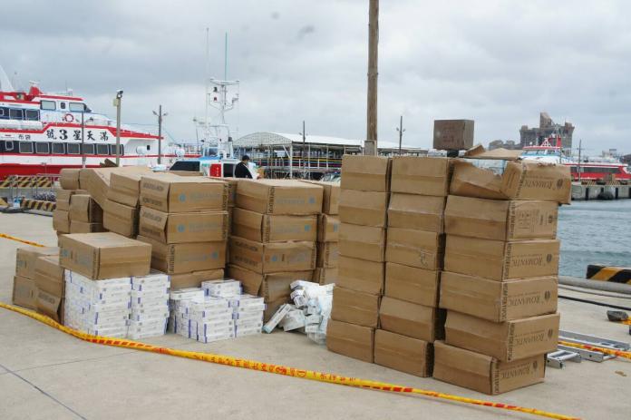▲選舉期間法律無假期  海巡單位查獲「羅曼蒂克」品牌菸品約100箱 (圖/記者張塵攝)