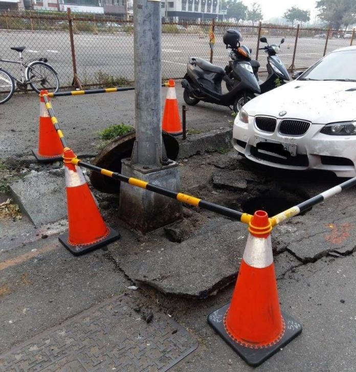 台電高雄區處人孔蓋冒煙　損及路面和車輛
