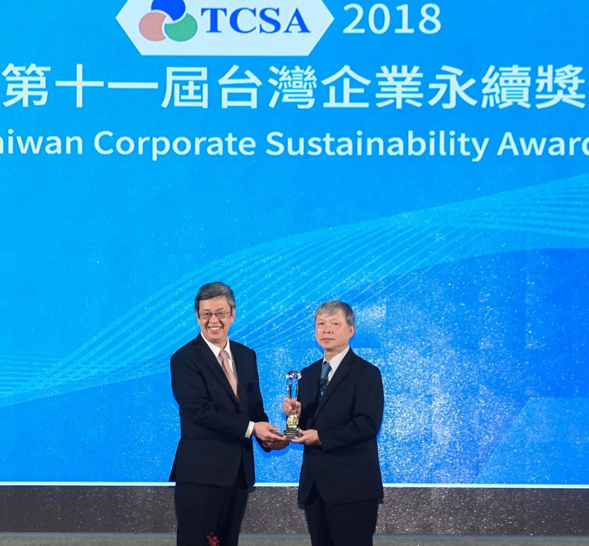 ▲中鋼公司第五度榮獲十大永續典範獎之殊榮，由副總統陳建仁(左)頒發十大永續典範獎給中鋼公司，由總經理林弘男(右)代表接受。(圖／中鋼公司提供)