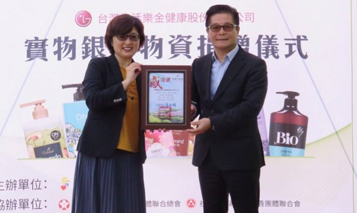 ▲送愛到高雄，台灣樂金公司(右)捐贈價值330萬元日用品給高市實物銀行。（圖／記者許高祥攝，2018.11.22）