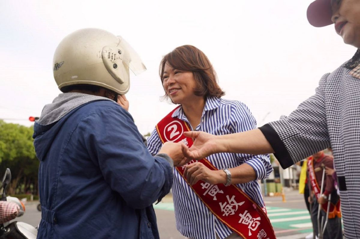 ▲黃敏惠於檜意森活村的入口廣場揮手拜票，民眾遞上溫暖，熱情加油。（圖/黃敏惠競選總部提供，2018.11.22）