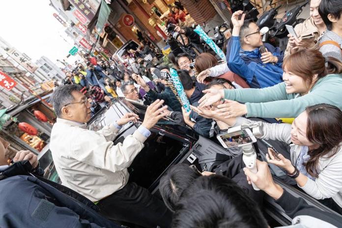 ▲台北市長柯文哲把握選前最後時間掃街拜票。（圖／翻攝自柯文哲臉書）
