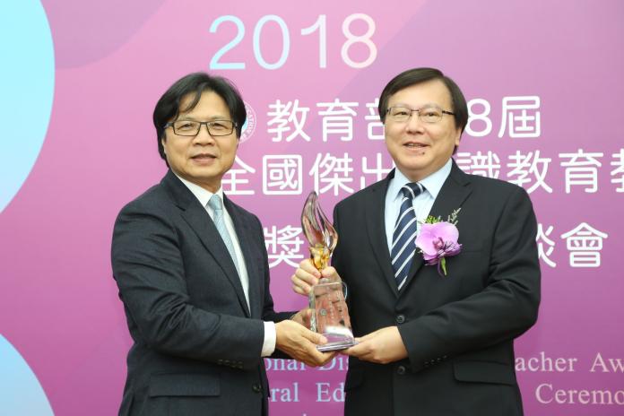 台大中文系教授劉少雄（右）獲得本屆傑出通識教育教師獎。（圖／教育部提供）
