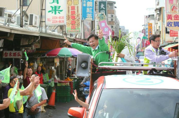 ▲市長林佳龍車隊拜票，掃街沿途受到民眾熱烈支持 (圖／柳榮俊攝2018.11.23)