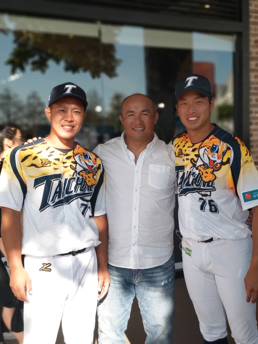 伊藤克 張泰山 相澤健勝合影。（台中市棒球教育基金會提供）