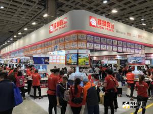 ▲雄獅旅遊有傳產企業主特來旅展搶購限定商品，單筆總金額近百萬，賞櫻郵輪行程現場詢問度熱絡。（圖／記者陳致宇攝, 2018.11.23）