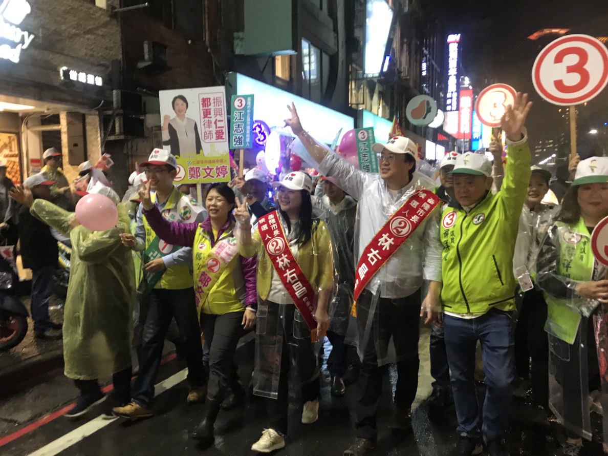 ▲尋求連任的基隆市長林右昌今(23)晚以「市區徒步大遊行」方式，全力拉票衝刺。（圖／記者蔡琇惠攝，2018.11.23）


