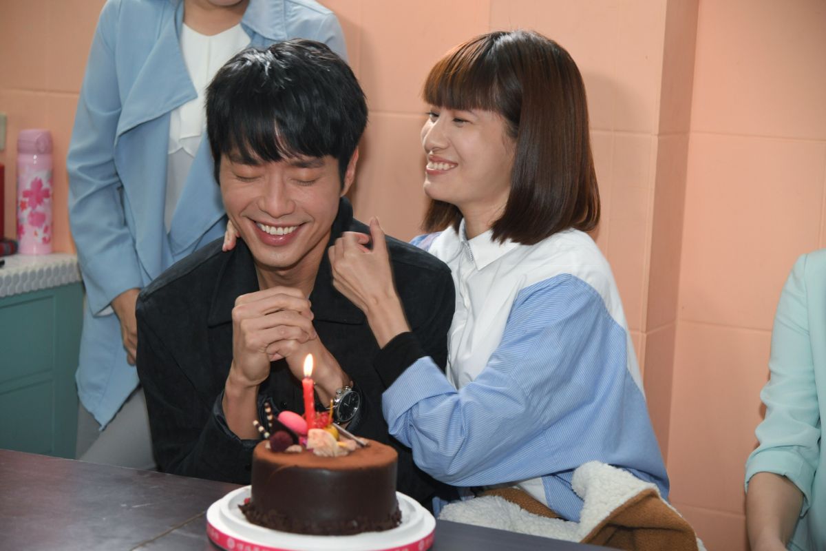 ▲《一千個晚安》劇組提早為張棟樑、連俞涵歡慶生日。（圖／三立提供, 2018.11.23）