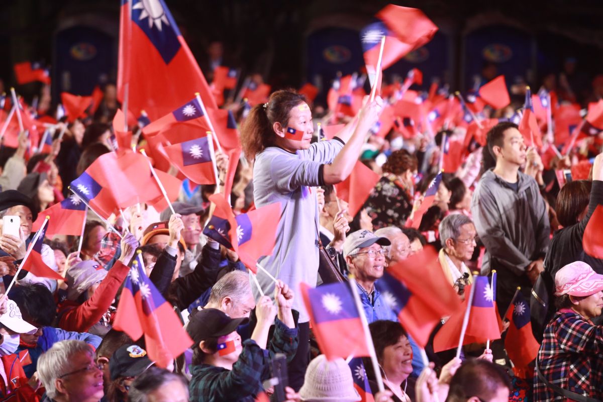 國民黨台北市長候選人丁守中23日晚間舉行造勢晚會，現場民眾熱情揮舞著國旗。（圖／記者葉政勳攝,2018.11.23）