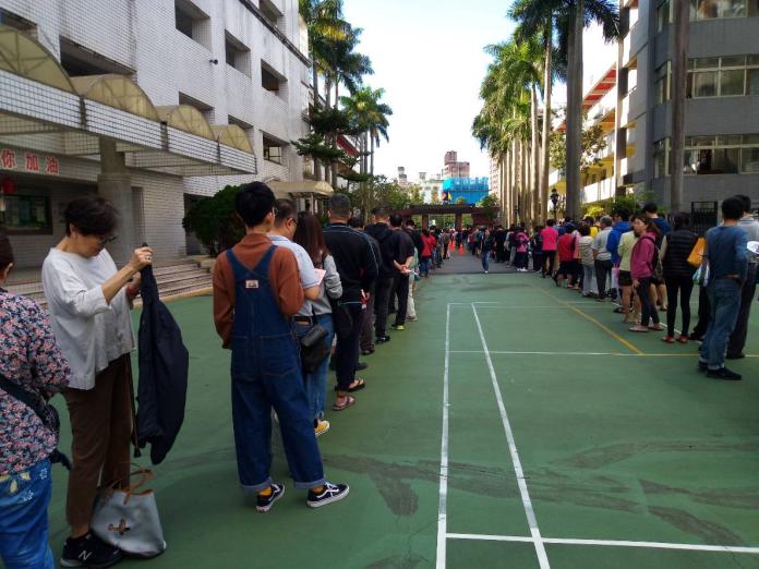 ▲九合一選舉今（ 24 ）日登場，台北市景文高中投票所排滿人潮，引發民怨。（圖／讀者提供）